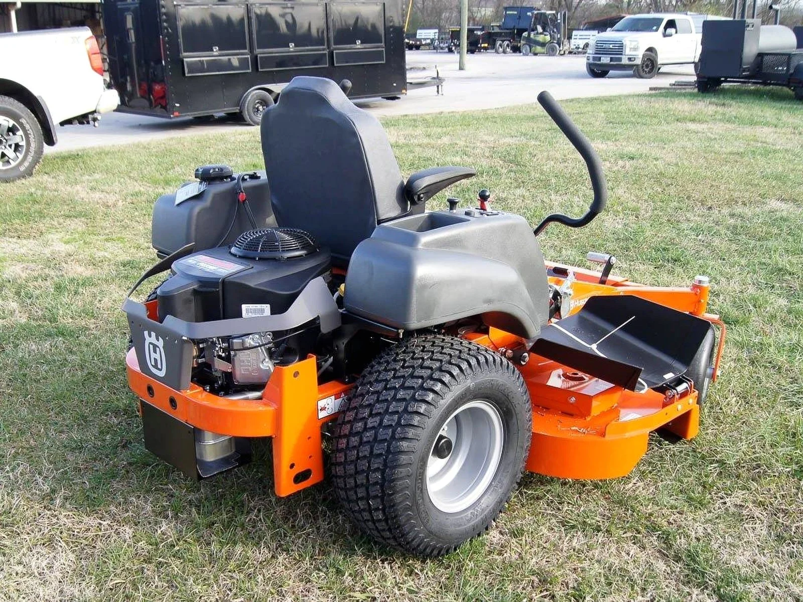 Husqvarna MZ61 61" Zero Turn Lawn Mower 24HP KAW (Scratch and Dent)