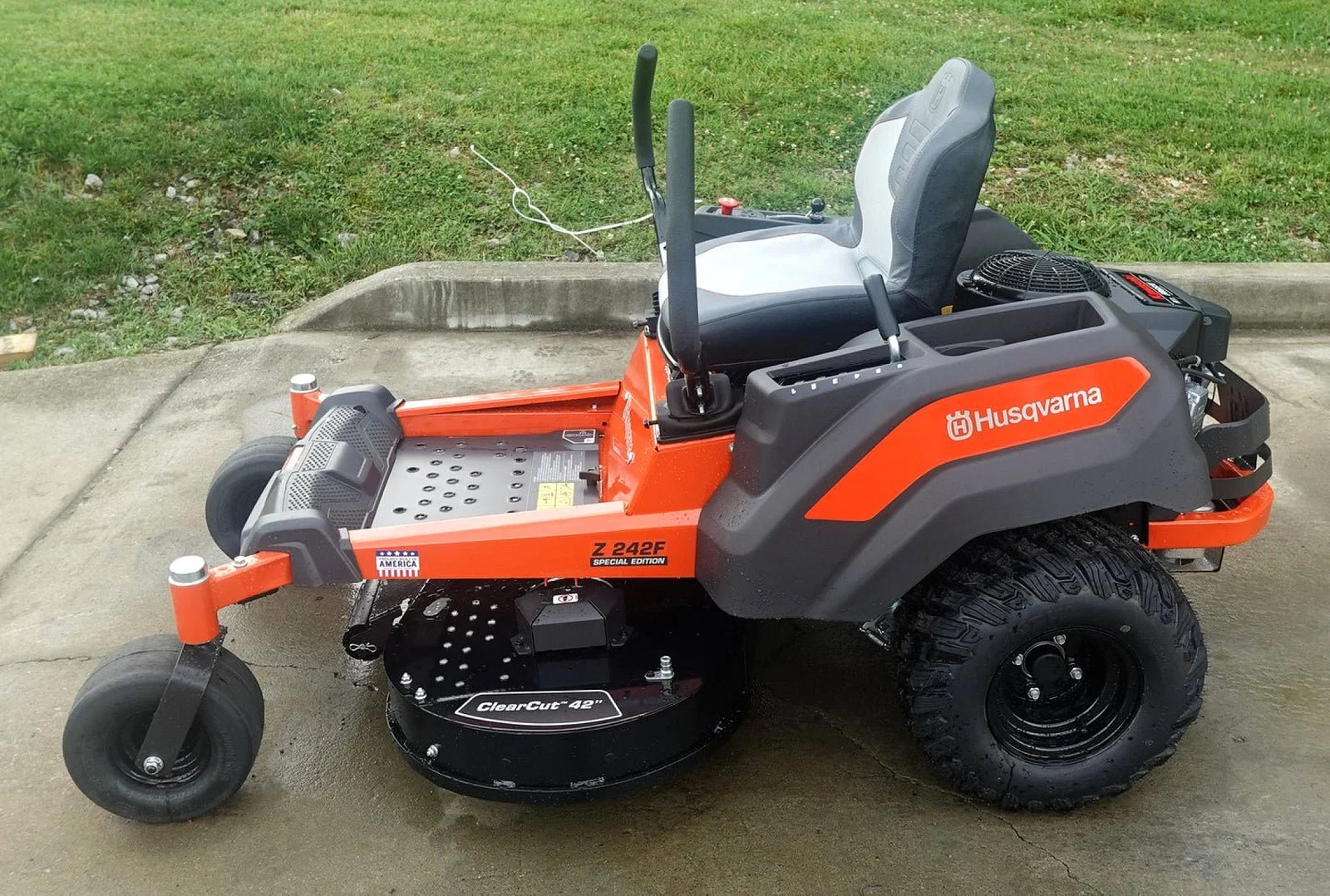 Husqvarna Z242F Special Edition 42" Zero Turn Mower, 21.5HP Kawasaki Engine (Scratch & Dent)