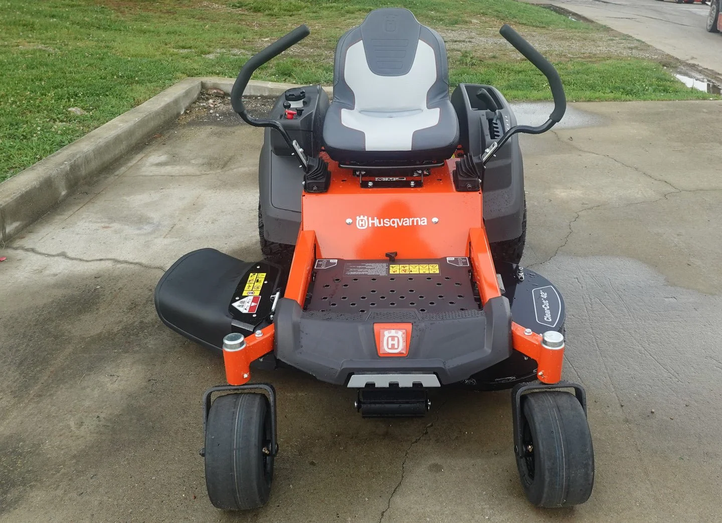 Husqvarna Z242F Special Editions 42" Zero Turn Mowers 21.5HP KAW (Scratch and Dent)