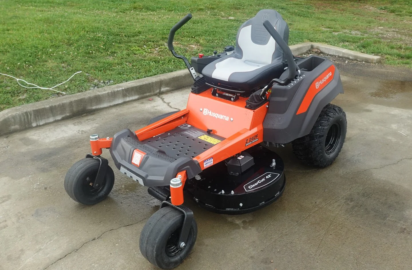 Husqvarna Z242F Special Editions 42" Zero Turn Mowers 21.5HP KAW (Scratch and Dent)